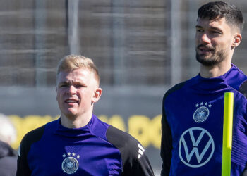 Transfergerücht bei Bayer 04 Leverkusen: Jonathan Burkardt (l.) mit DFB-Stürmerkollege Tim Kleindienst