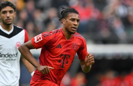 Michael Olise vom FC Bayern München und Omar Marmoush von Eintracht Frankfurt